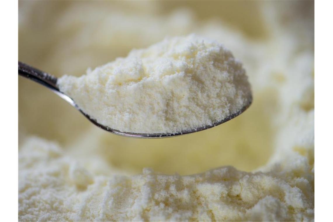 Foodwatch-Test: Mineralölspuren in Milchpulver für Babys Die Organisation Foodwatch hat in Milchpulver von mehreren Herstellern Mineralöl-Rückstände gefunden. Foto: Armin Weigel/dpa