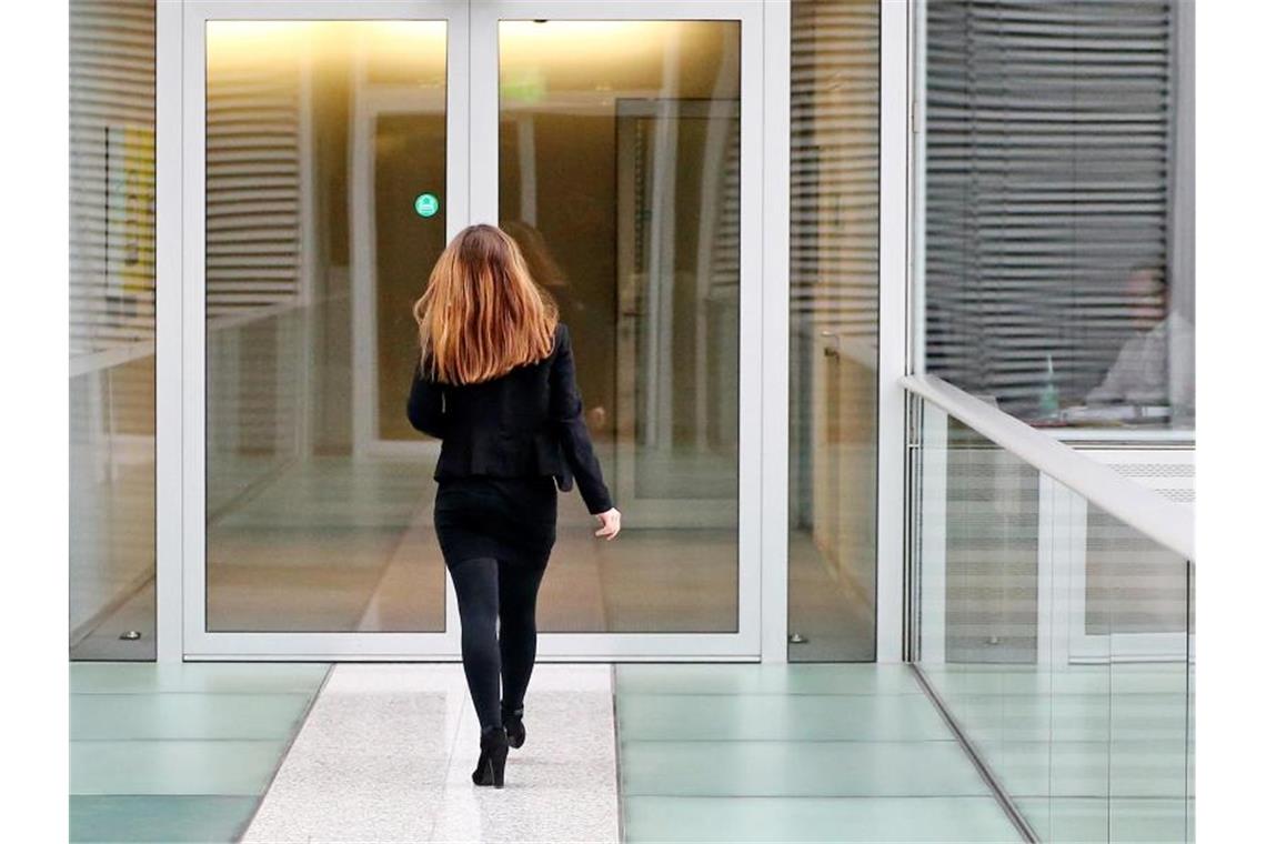 Frauenanteil in Chefetagen steigt nur langsam Die Organisation Frauen in die Aufsichtsräte (Fidar) fordert mit Nachdruck eine Ausweitung der verpflichtenden Quote in Aufsichtsräten auf börsennotierte oder mitbestimmte Unternehmen. Foto: Jan Woitas/ZB/dpa