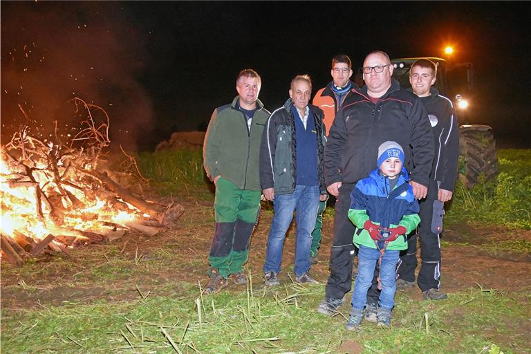 Die Organisatoren des Mahnfeuers beim Ungeheuerhof: Uwe Schwaderer, Martin Krautter, Jochen Schaal, Jürgen Benignus mit Sohn Maximilian (5) und Simon Braun (von links). Foto: T. Sellmaier