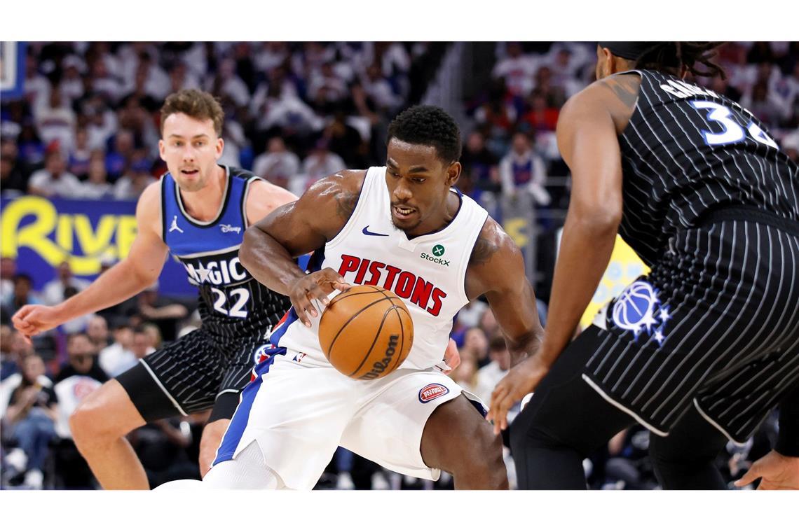 Die Orlando Magic um Franz Wagner (l) mussten den Ausgleich in der Playoff-Serie gegen Detroit hinnehmen.