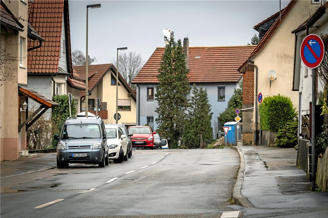 Die Ortsdurchfahrt Rudersberger und Weissacher Straße in Heutensbach wird saniert. In Diskussion steht auch ein Fahrradstreifen, für den aber die öffentlichen Parkplätze weichen müssten. Foto: Alexander Becher