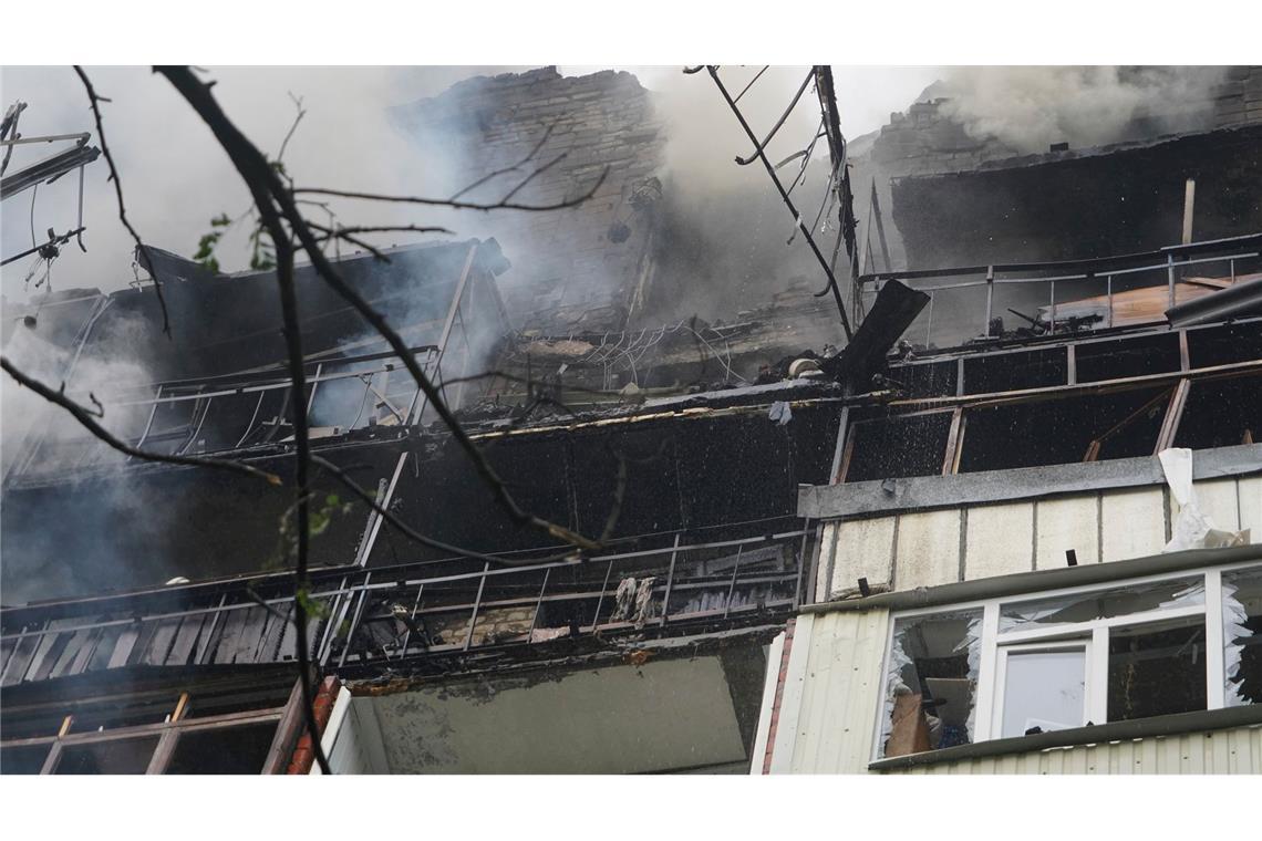 Charkiw erneut bombardiert: Eine Tote und viele Verletzte Die ostukrainische Stadt Charkiw war bereits am frühen Morgen Ziel schwerer russischer Angriffe.