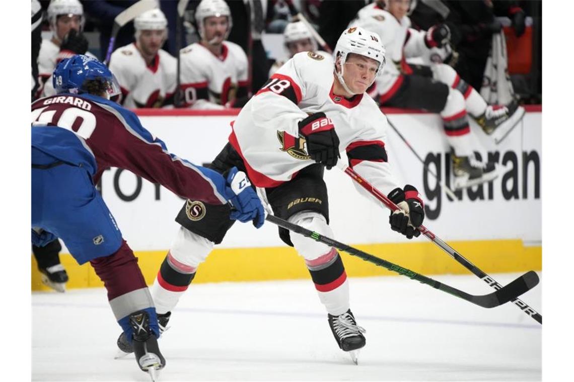 Die Ottawa Senators um Nationalspieler Tim Stützle (r) haben die erste NHL-Partie nach ihrer Corona-Zwangspause verloren. Foto: David Zalubowski/AP/dpa