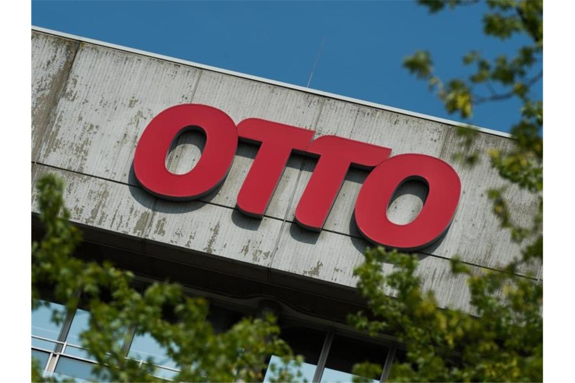 Die Otto Group rechnet im laufenden Geschäftsjahr zwar mit mehr Umsatz - aber mit einem rückläufigen Gewinn. Foto: picture alliance / Christophe Gateau/dpa
