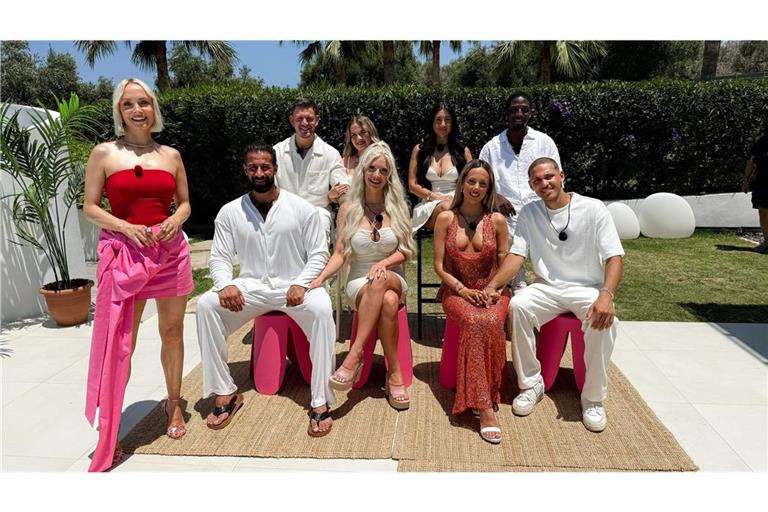Die Paare der 8. Staffel von "Temptation Island" mit Moderatorin Janin Ullmann.