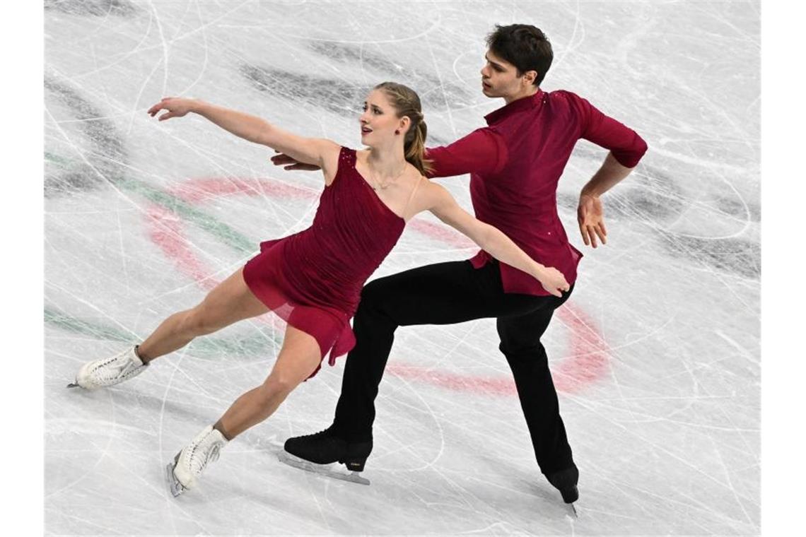 Das deutsche Olympia-Zeugnis Die Paarläufer Minerva Fabienne Hase und Nolan Seegert kamen im Kurzprogramm auf den 14. Platz. Foto: Peter Kneffel/dpa