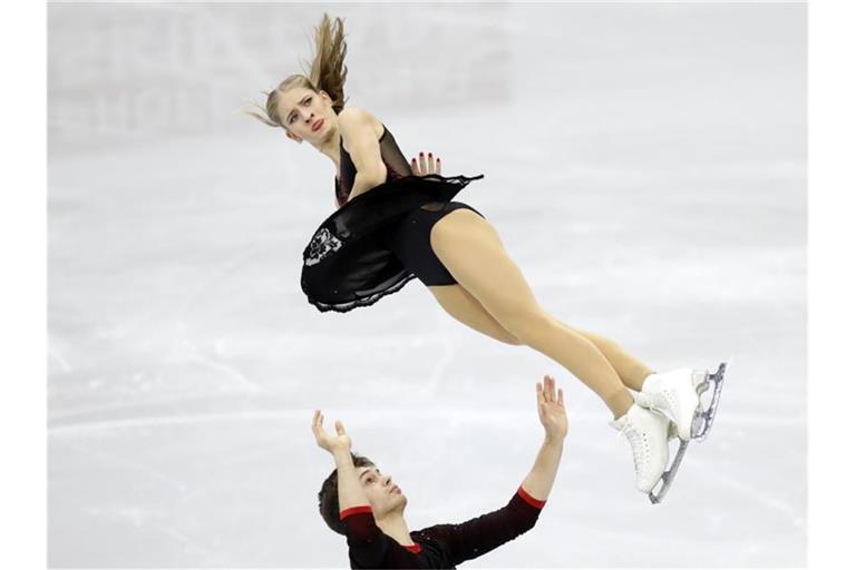 Die Paarläufer Minerva-Fabienne Hase und Nolan Seegert überzeugten mit einer guten Kür. Foto: Sergei Grits/AP
