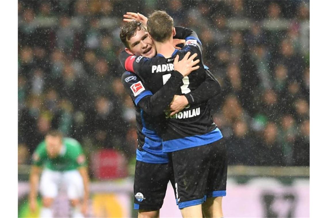 Die Paderborner Sebastian Schonlau (r) und Luca Kilian freuen sich über den Sieg. Foto: Carmen Jaspersen
