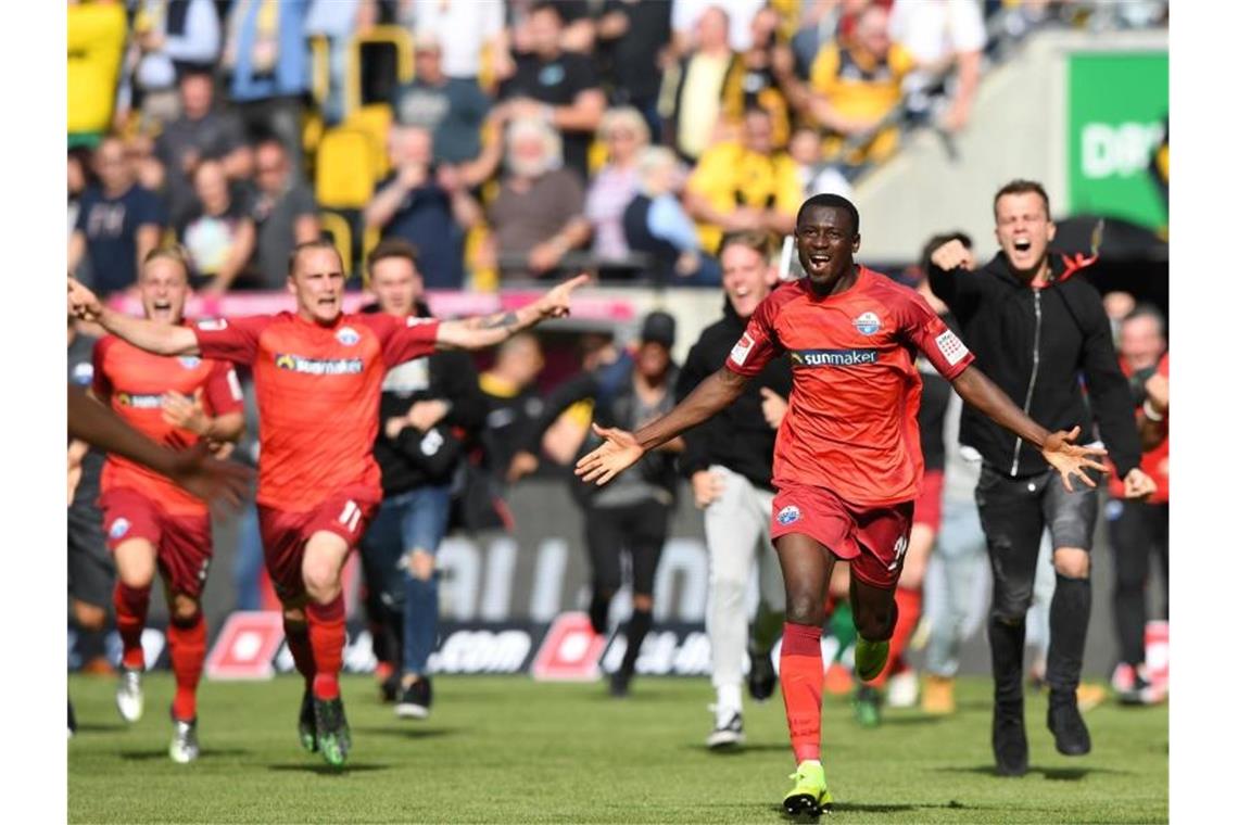 Die Paderborner Spieler jubeln nach dem Schlusspfiff in Dresden. Foto: Robert Michael