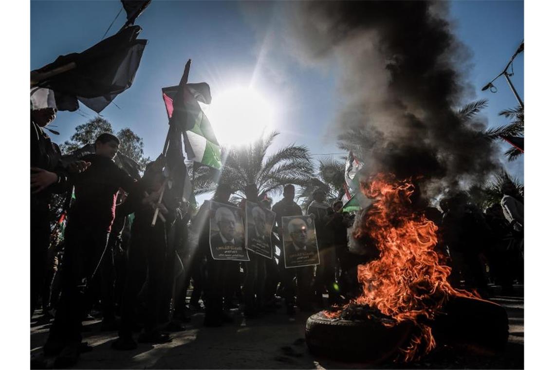Die Palästinenser sehen Trumps Plan als endgültigen Todesstoß für die Zwei-Staaten-Lösung und wollen mit einem „Tag des Zorns“ dagegen protestieren. Foto: Mohammed Talatene/dpa