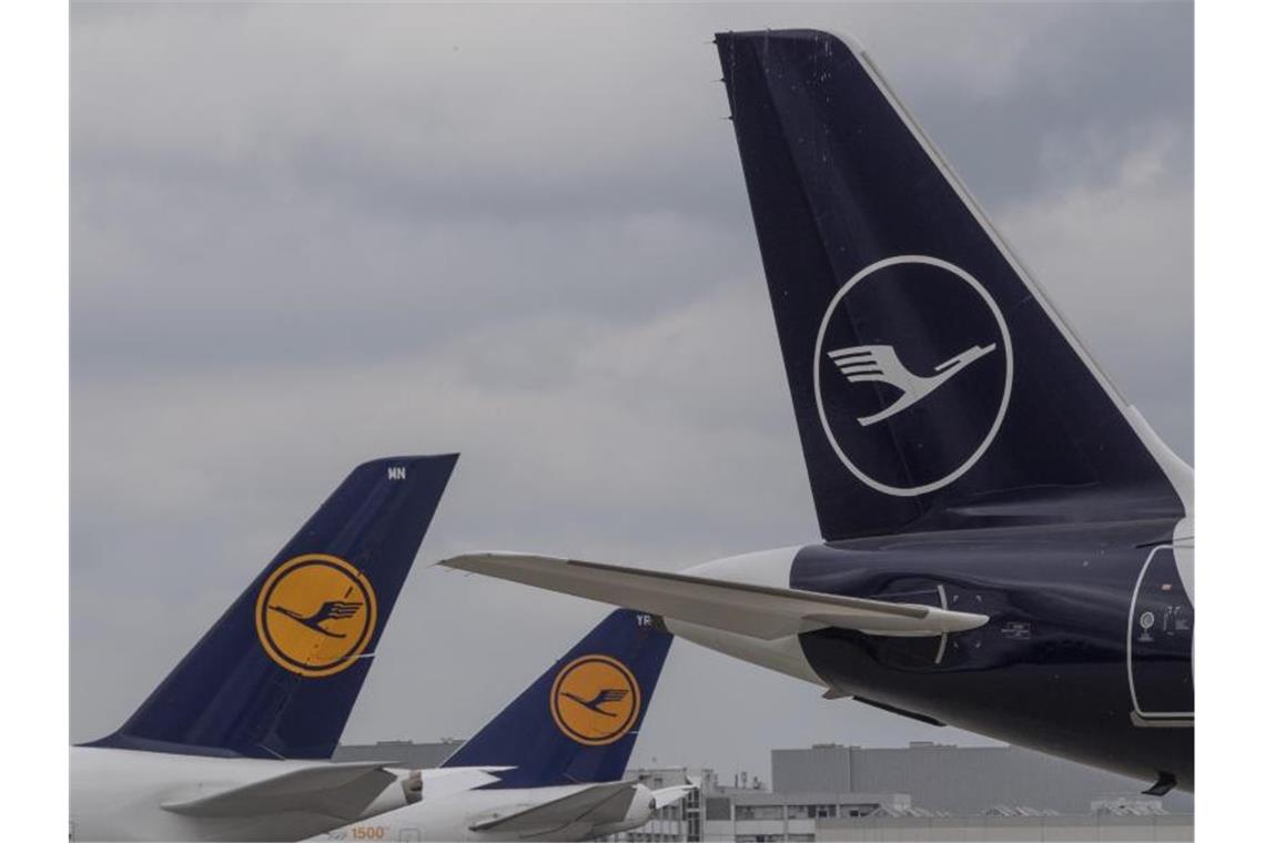 Die Pandemie belastet auch die Lufthansa stark. Die Verhandlungen über ein milliardenschweres Rettungspaket dauern an. Foto: Boris Roessler/dpa