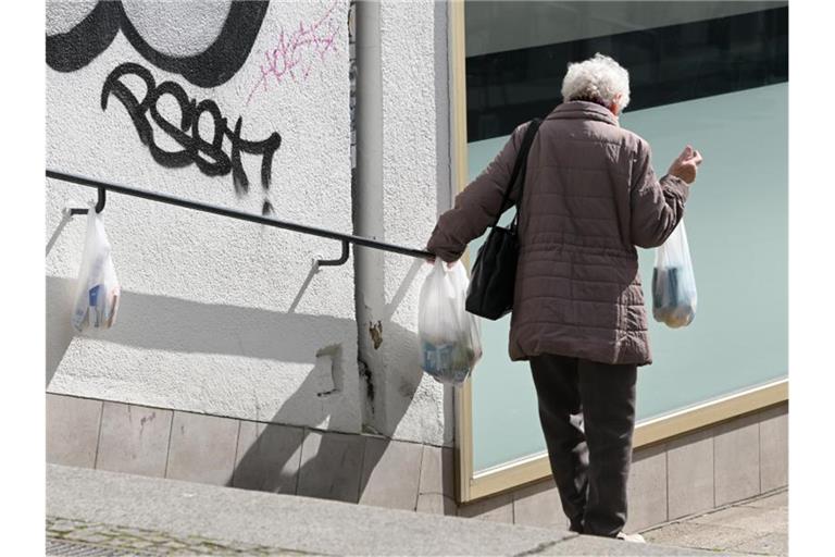 Die Pandemie verschärft die soziale Ungleichheit - manch einer ist auf die Hilfe von Fremden angewiesen, wie hier eine Frau an einem Gabengeländer. Foto: Uwe Zucchi/dpa/Symbolfoto