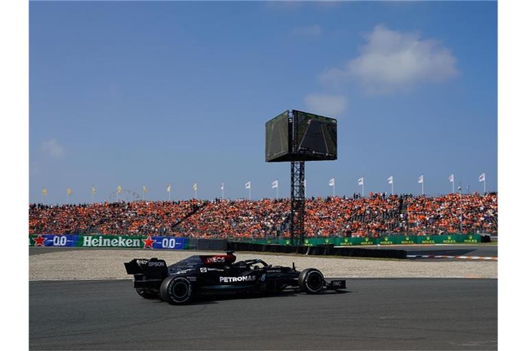 Die Panne von Lewis Hamilton führte zu Jubel bei den Verstappen-Fans. Foto: Hasan Bratic/dpa