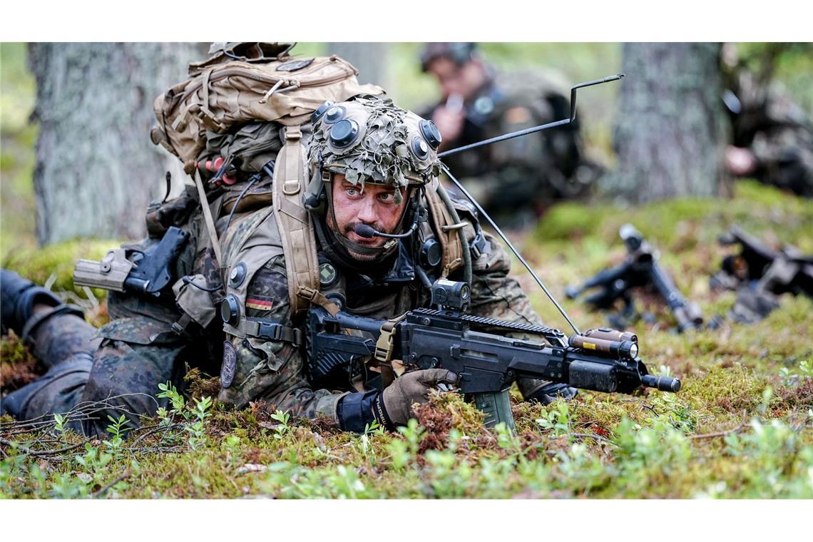 Die Panzergrenadiere arbeiten sich vor.