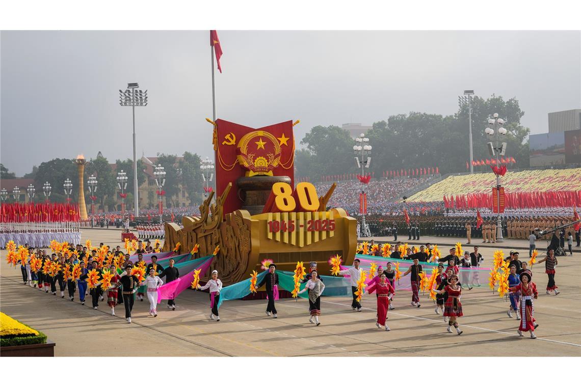 Vietnam inszeniert prächtige Parade zum 80. Nationalfeiertag Die Parade fand auf dem Ba-Dinh-Platz statt, wo Ho Chi Minh vor 80 Jahren die Unabhängigkeit verkündet hatte.