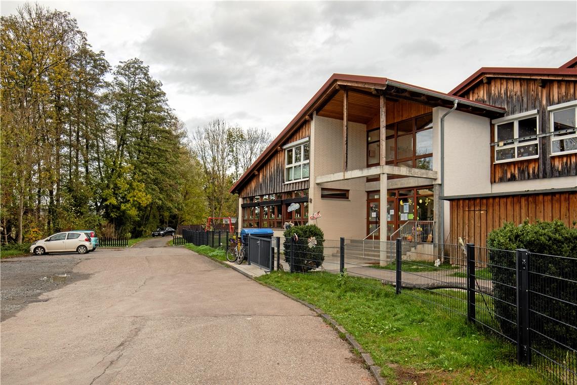 Die Parkfläche neben der Betreuungseinrichtung Im Wiesental in Allmersbach im Tal (im Bild) eignet sich besser als Standort für die Containerlösung als die Kita im Mozartweg. Foto: A. Becher