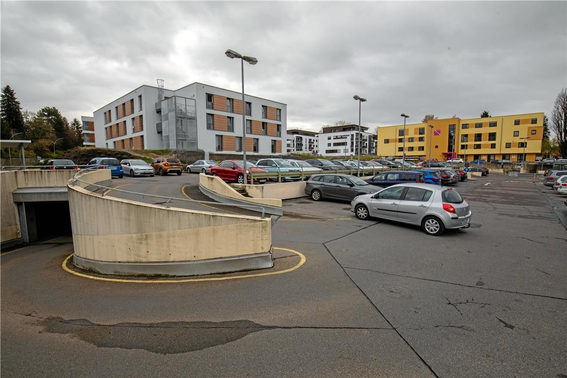 Die Parkplätze an der Karl-Krische-Straße bleiben erhalten, sollen aber unsichtbar werden. Die Kreisbau will die Garage überdeckeln und darüber Wohnungen bauen.Foto: A. Becher