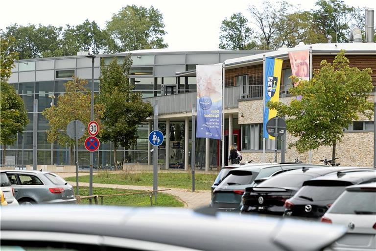 Die Parkplätze direkt am Hallenbad kosten künftig Geld. Foto: Alexander Becher
