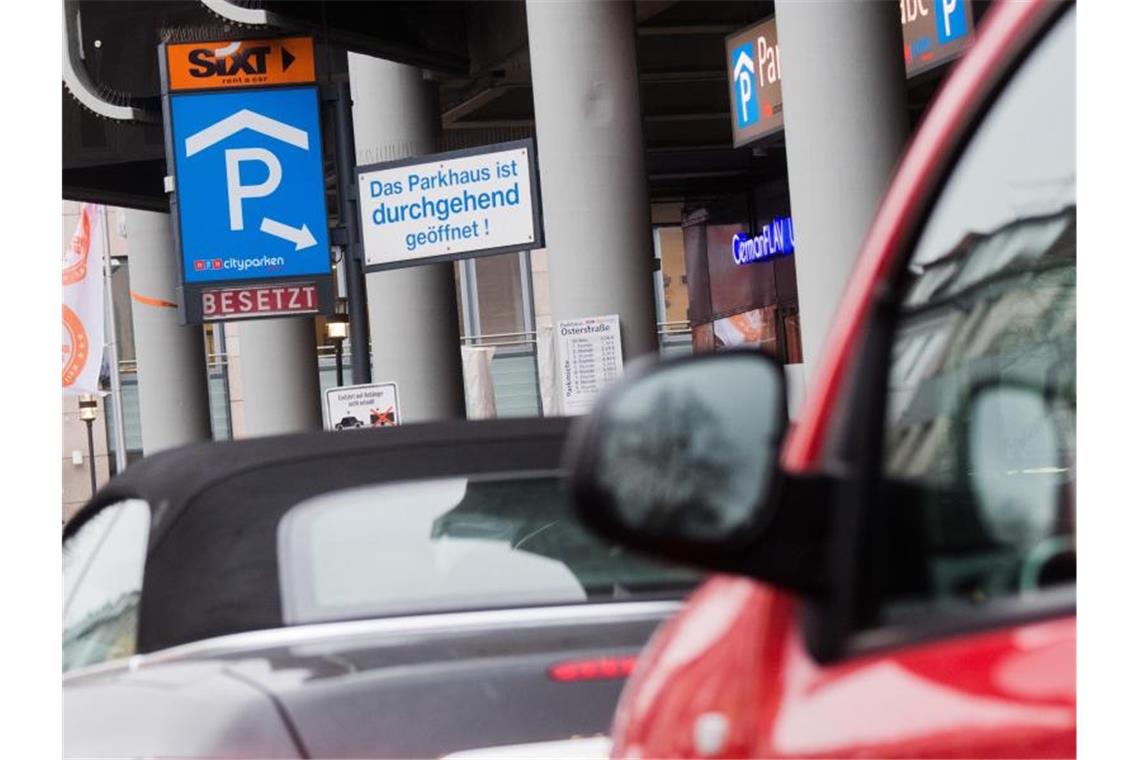 Autoverband VDA: Anwohnerparken nach Einkommen staffeln Die Parkplatzsuche wird vor allem in Großstädten immer schwerer. Foto: Julian Stratenschulte/dpa