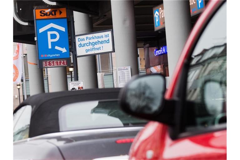 Die Parkplatzsuche wird vor allem in Großstädten immer schwerer. Foto: Julian Stratenschulte/dpa