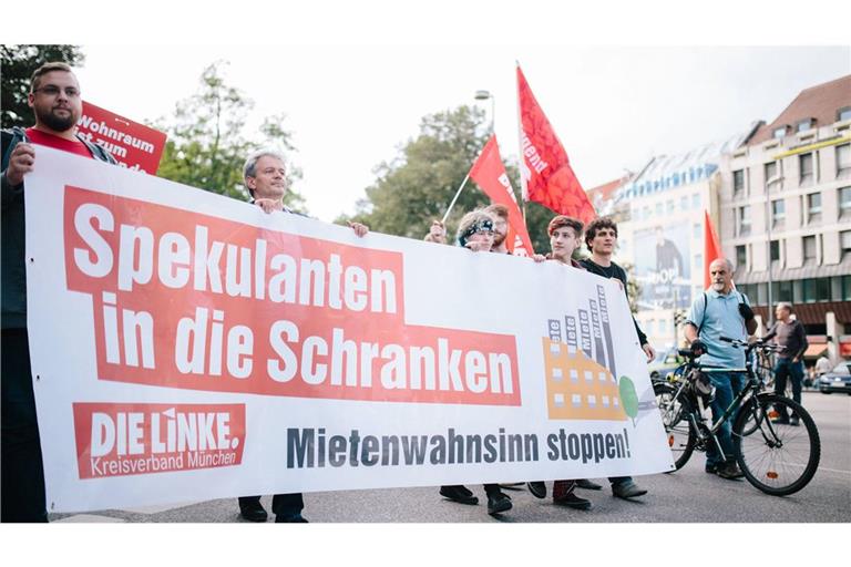 Die Partei Die Linke demonstriert immer wieder gegen hohe Mieten – wie im Foto 2018 in München. (Archivbild)