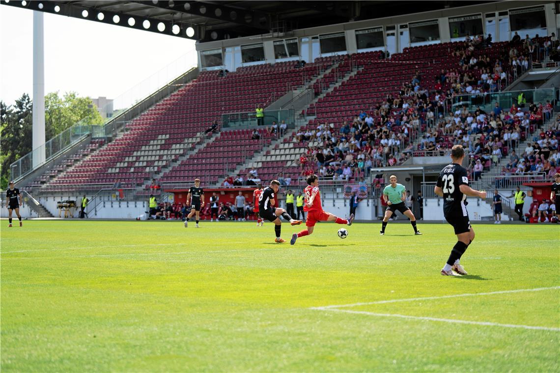 Die Partie findet im Bruchwegstadion in Mainz, der früheren Erstliga-Arena, stat...