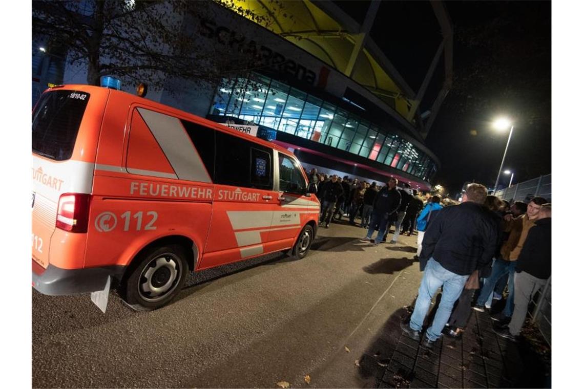 Die Partie in Stuttgart war infolge eines Feueralarms und der daraus resultierenden Evakuierung für knapp 45 Minuten unterbrochen worden. Foto: Marijan Murat/dpa