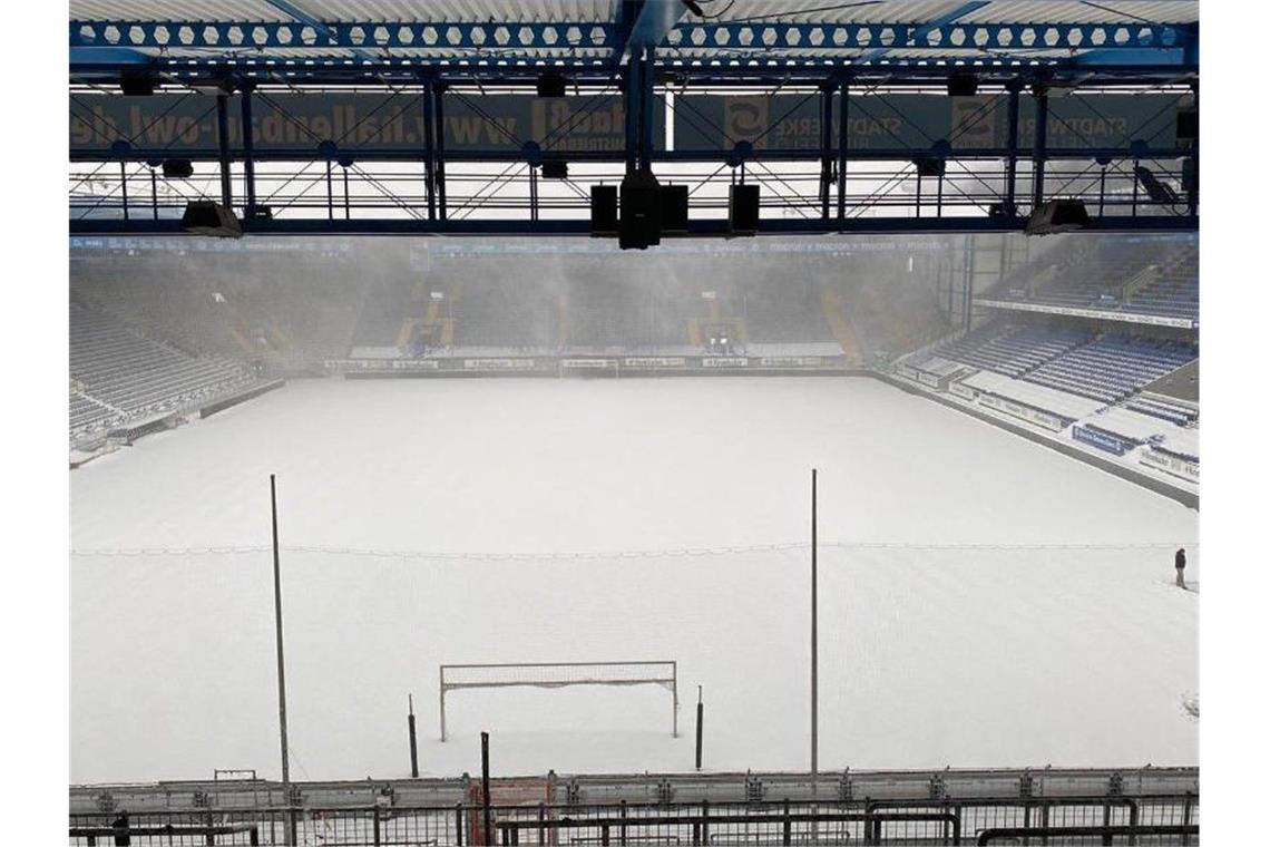 Wintereinbruch stoppt Bundesliga-Fußball - „Zu viel Schnee“ Die Partie zwischen Bielefeld und Bremen wurde wegen des heftigen Wintereinbruchs abgesagt. Foto: Arminia Bielefeld/dpa
