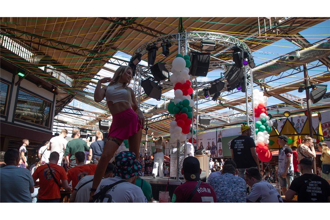 Die Party zur Eröffnung der Saison im Lokal "Bierkönig" begann schon am Nachmittag.