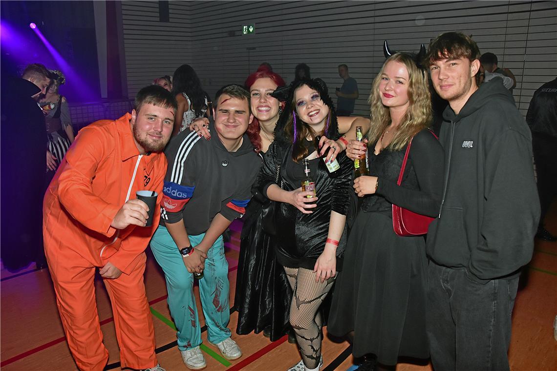 Die Partygäste haben sich als Häftlinge, OP-Mitarbeiter, Hexen  verkleidet. CLOU...