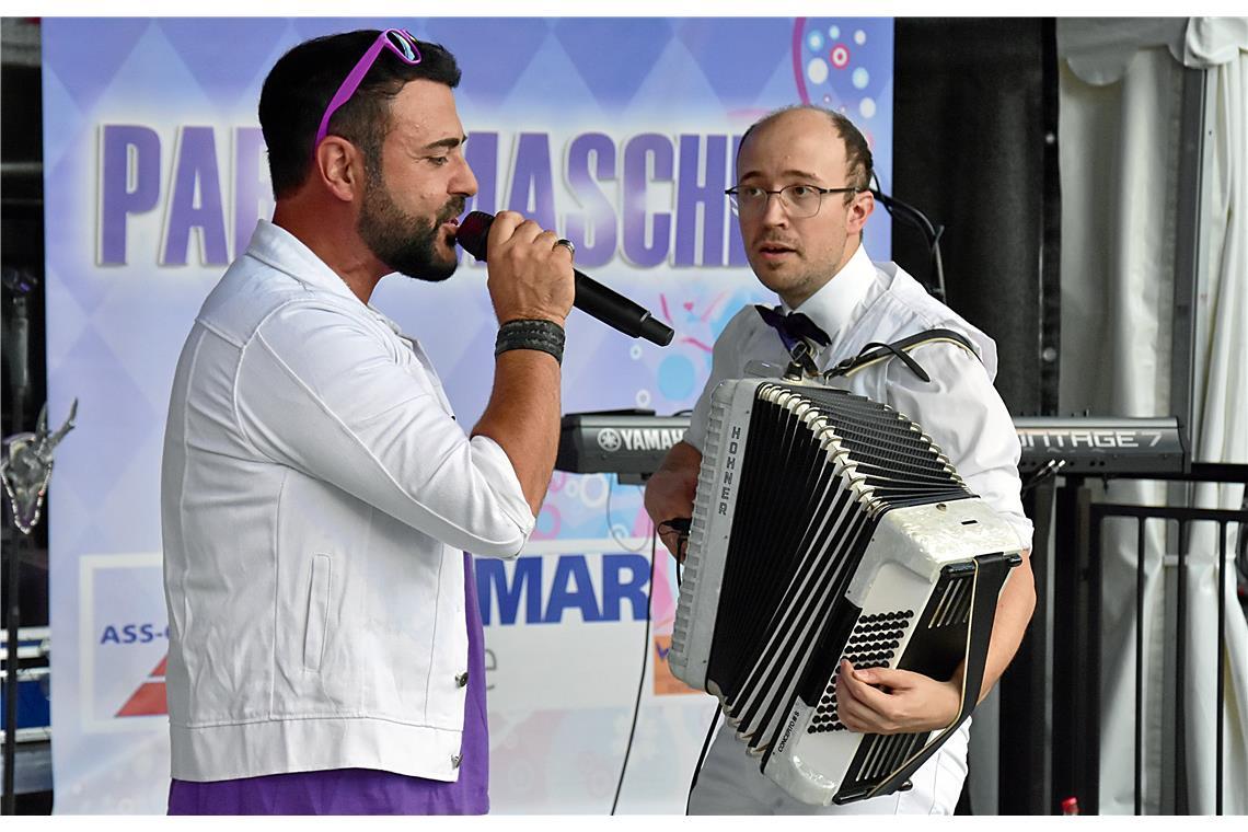 Die "Partymaschine" lässt es auf der Marktplatz-Bühne krachen.
