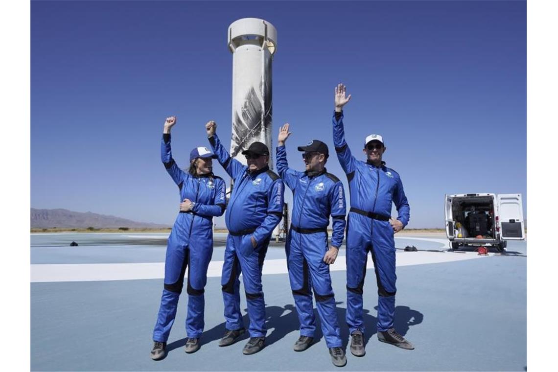 „Star Trek“-Schauspieler William Shatner ins All geflogen Die Passagiere der „New-Shepard“-Rakete von Blue Origin: Audrey Powers (l-r), William Shatner, Chris Boshuizen und Glen de Vries. Foto: Lm Otero/AP/dpa