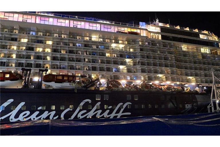 Die Passagiere können auf dem Schiff bleiben. 