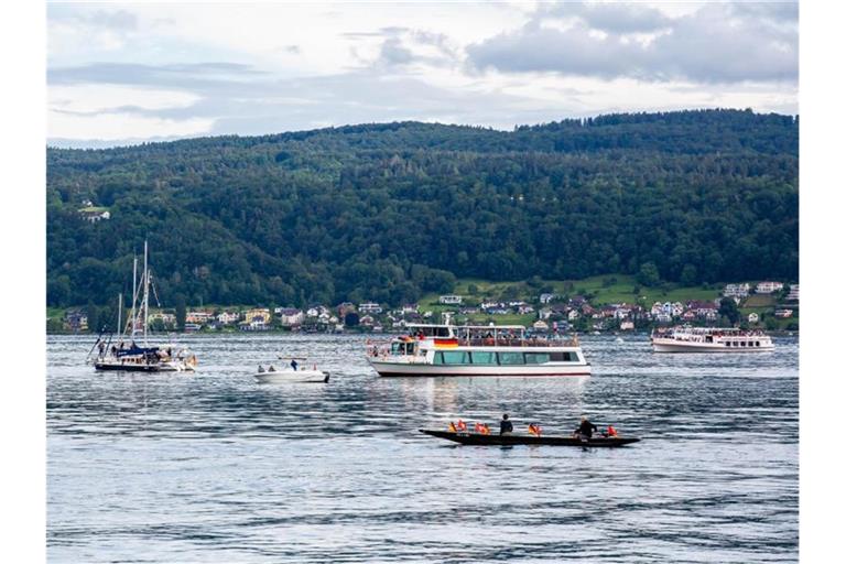 Die Passagierschiffe "Seestern" und "Schaffhausen" sowie einige Privatboote fahren während einer Sternfahrt über den Bodensee. Foto: Philipp von Ditfurth/dpa/Archiv