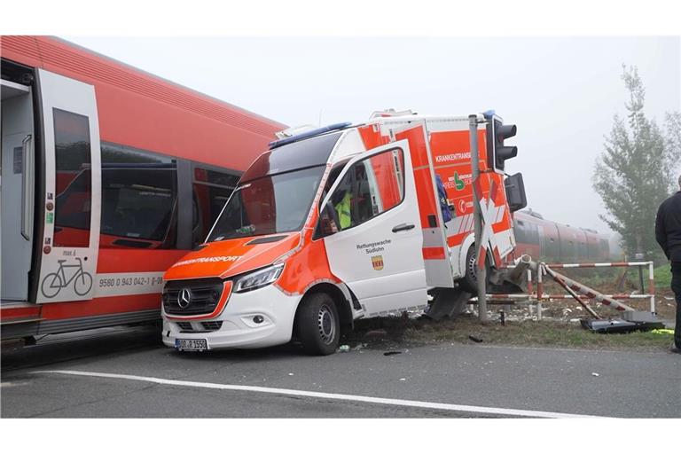 Die Patientin im Rettungswagen starb.
