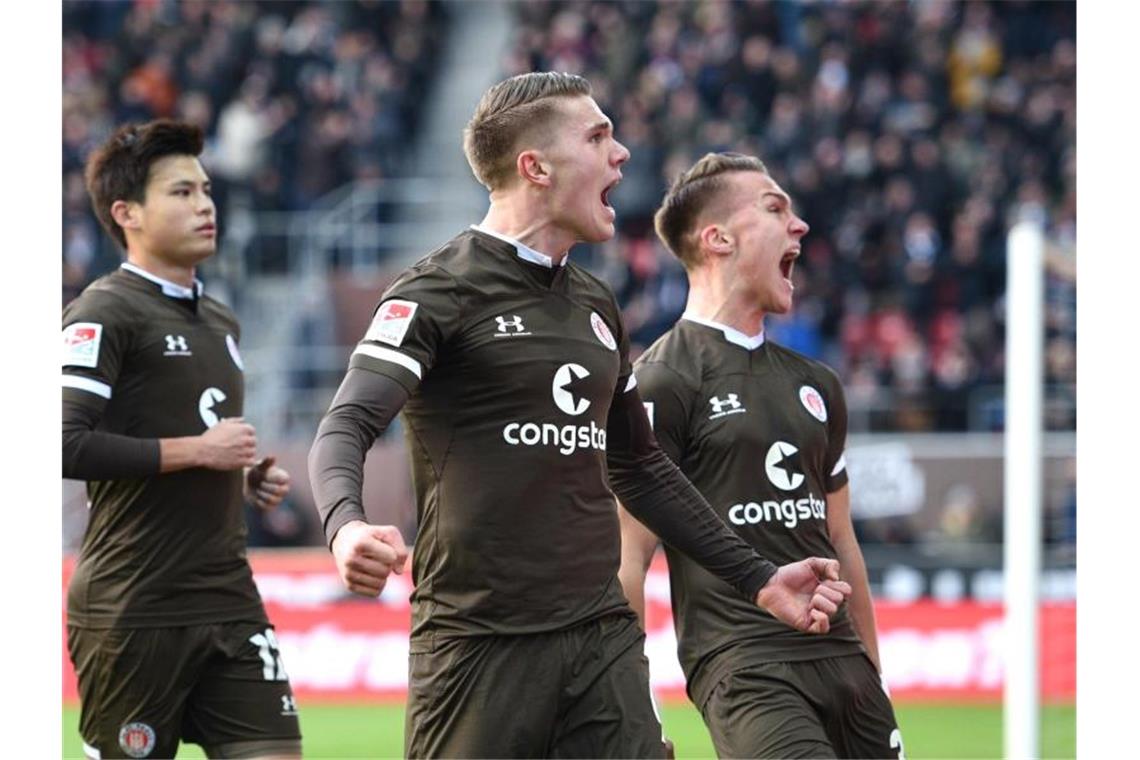 Die Pauli-Profis um Ryo Miyaichi, Victor Gyökeres und Leo Östigärd (l-r) gewannen gegen Wehen Wiesbaden. Foto: Daniel Bockwoldt/dpa