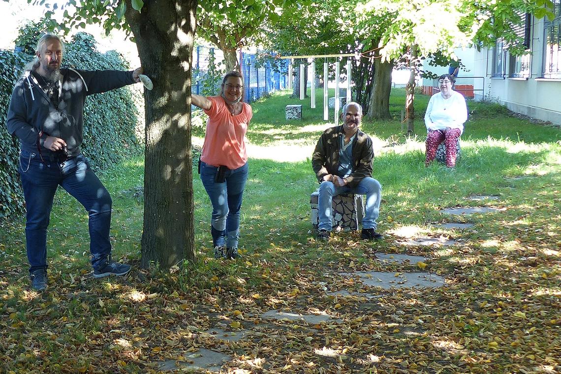 Sonnenstunden für die Seele Die Paulinenpflege-Mitarbeiter Goran Duic und Annemarie Haisch sowie die Reha-Beschäftigten Khamaies M. Hedhbi und Heike Müller (von links) pflegen und gestalten den Park. Foto: Paulinenpflege