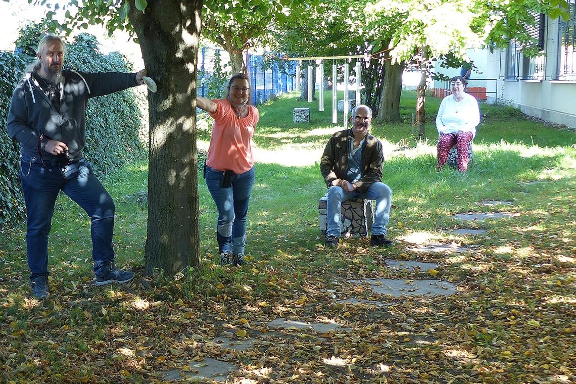 Die Paulinenpflege-Mitarbeiter Goran Duic und Annemarie Haisch sowie die Reha-Beschäftigten Khamaies M. Hedhbi und Heike Müller (von links) pflegen und gestalten den Park. Foto: Paulinenpflege