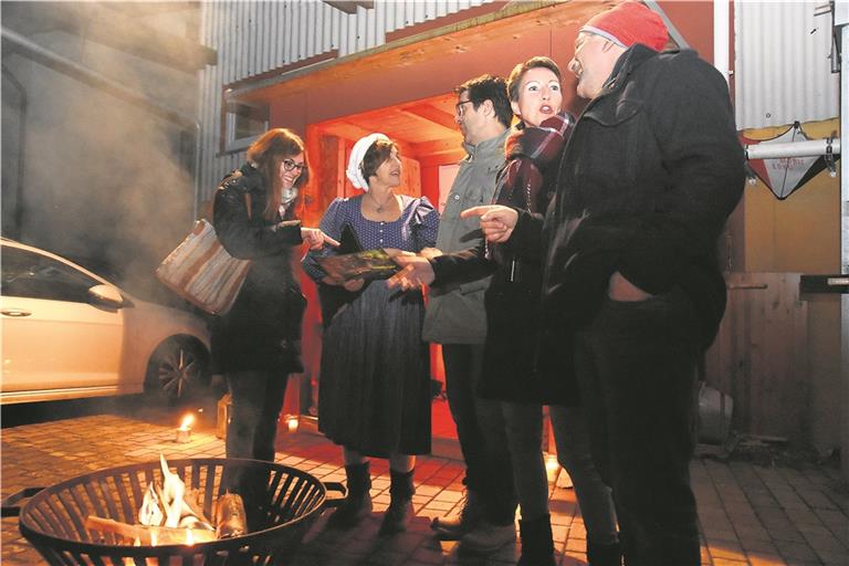 Die Pausen zwischen den Darbietungen nutzten die Besucher, um mit den Darstellern ins Gespräch zukommen, oder sich über das Gesehene auszutauschen und sich am Feuer aufzuwärmen.