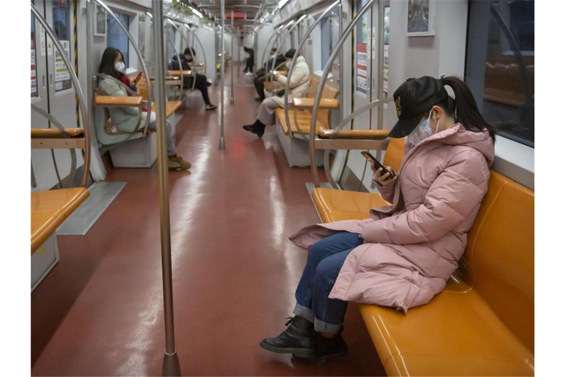 Die Pekinger U-Bahn ist in Zeiten der Epidemie selbst im Berufsverkehr fast leer. Foto: Mark Schiefelbein/AP/dpa