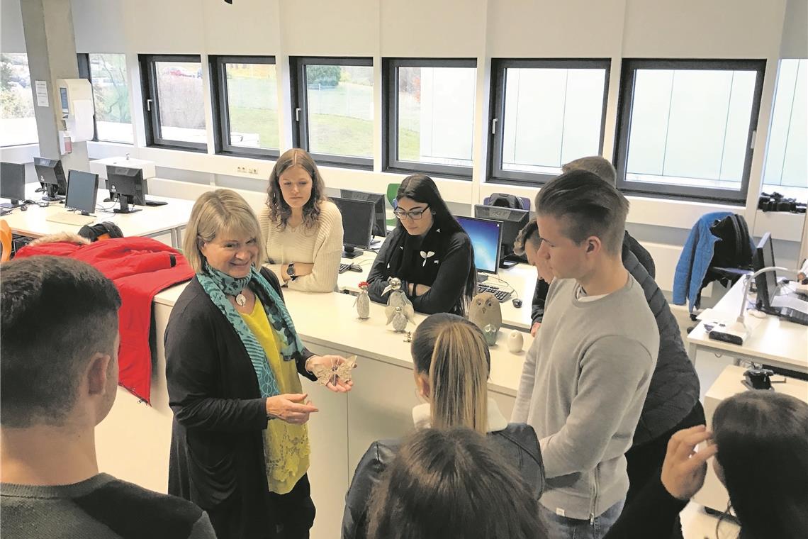 Die pensionierte Lehrerin Ingeborg Heisch erläutert Schülern der Juniorgenossenschaft Activa an der Eduard-Breuninger-Schule im Verkaufstraining, wie sie die Vorzüge eines Geschenkartikels hervorheben können. Foto: P. Geiger