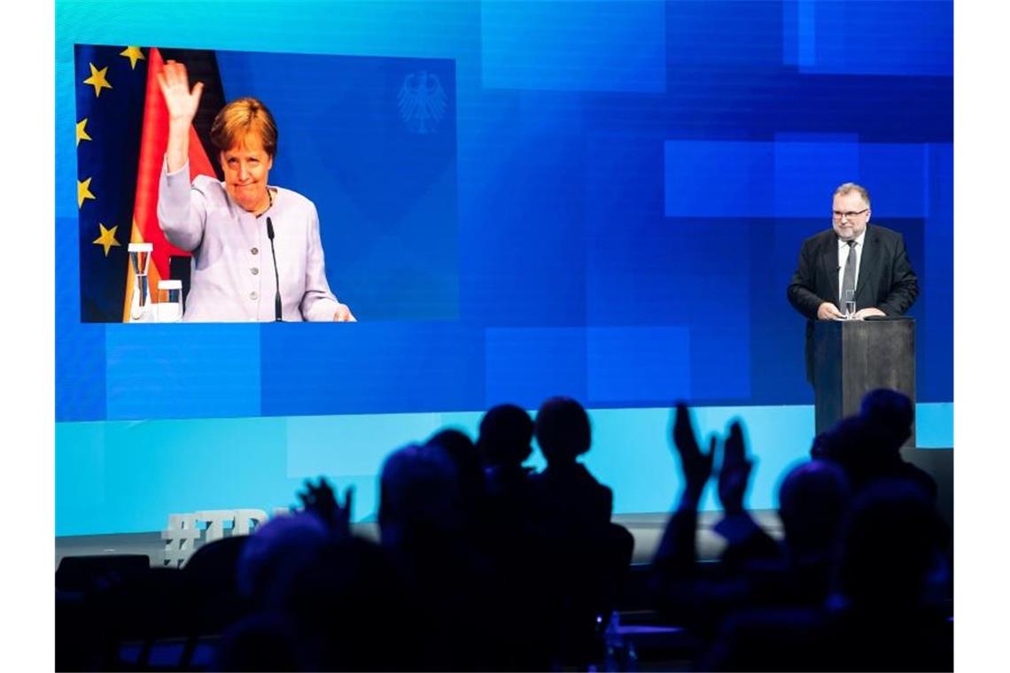 Die per Video live zugeschaltete Bundeskanzlerin Angela Merkel (CDU) verabschiedet sich nach ihrer Reder beim Tag der deutschen Industrie des Bundesverbandes der Deutschen Industrie (BDI). Foto: Bernd von Jutrczenka/dpa