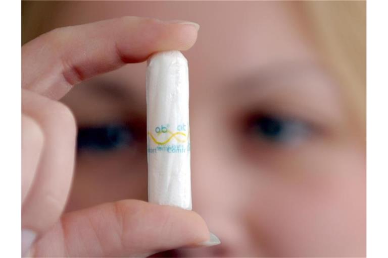Die Petition kritisiert, dass für Tampons, Binden und Menstruationstassen der normale Mehrwertsteuersatz von 19 Prozent gilt - und nicht der ermäßigte von sieben Prozent. Foto: Federico Gambarini
