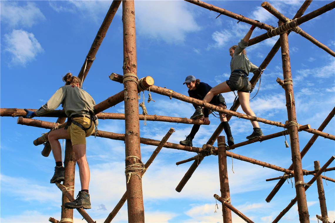 Spannende Aktionen auf Sommerfreizeiten Die Pfadfinder bauen sich ihr Gemeinschaftszelt selbst. Eine große Aufgabe. Foto: Alea