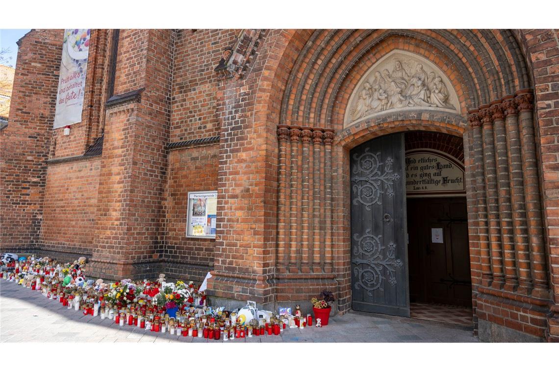 Kein Verdächtiger im Fall Fabian: Druck auf Ermittler wächst Die Pfarrkirche in Güstrow ist zum zentralen Ort des Gedenkens geworden.