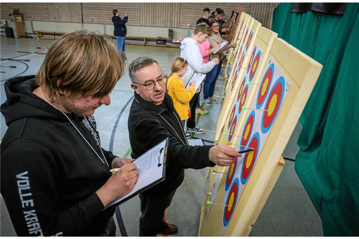 Eine Traditionssportart geht neue Wege Die Pfeile stecken in der Zielscheibe, die Ergebnisse werden penibel notiert. Foto: Alexander Becher