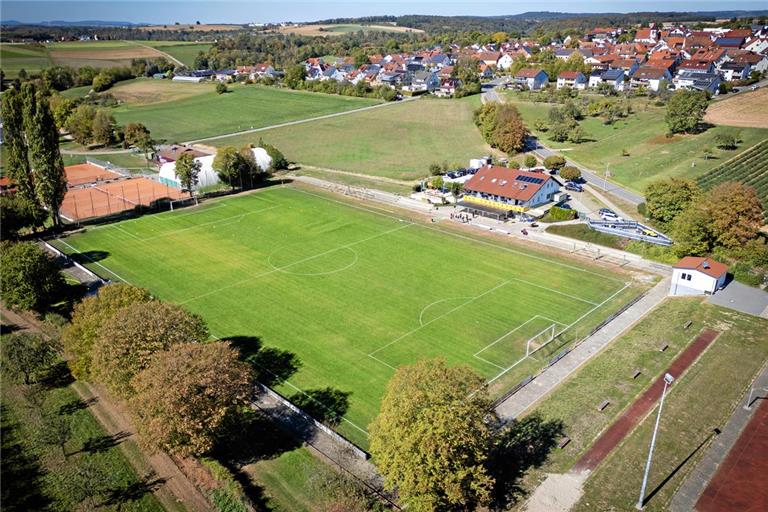 Die Pflege des Sportplatzes in Erbstetten soll künftig einfacher werden. Foto: Alexander Becher