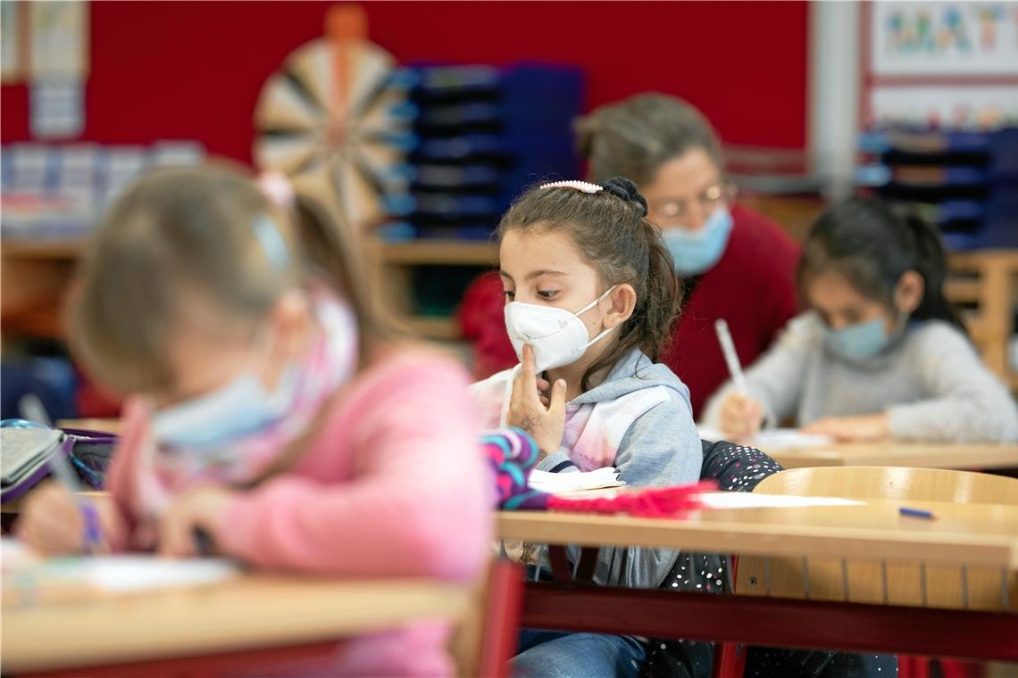 Die Pflicht, eine Maske im Schulunterricht tragen zu müssen, soll in der kommenden Woche unter Bedingungen aufgehoben werden. Foto: A. Becher