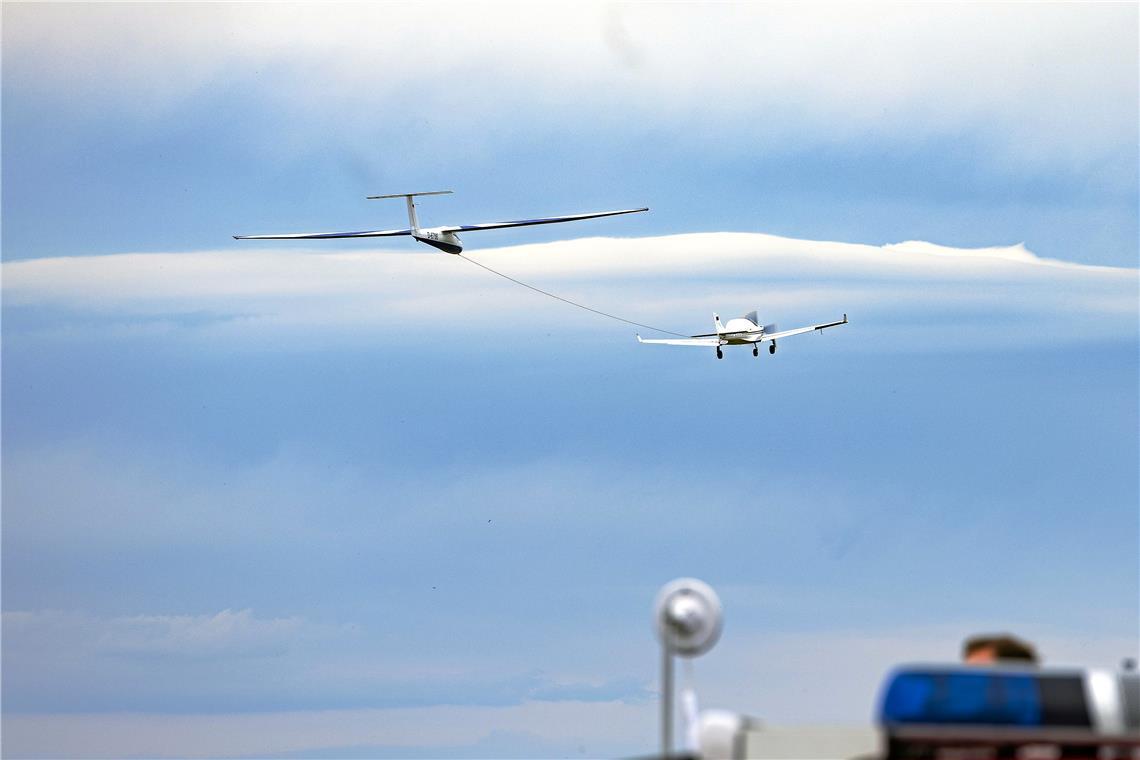 Die Pilatus B4 von von Christian Hartmann wird auf rund 400 Meter Höhe geschlepp...