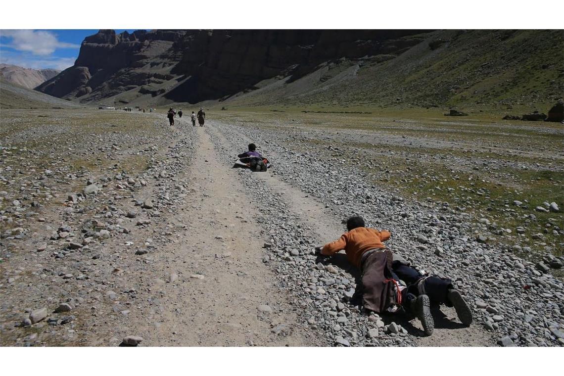 Die Pilger umrunden den Berg hingegen auf einer rund 50 Kilometer langen Strecke - die sogenannte Kailash-Kora. Die mehrtägige rituelle Umrundung soll von Sünden reinigen und spirituelle Verdienste bringen. 